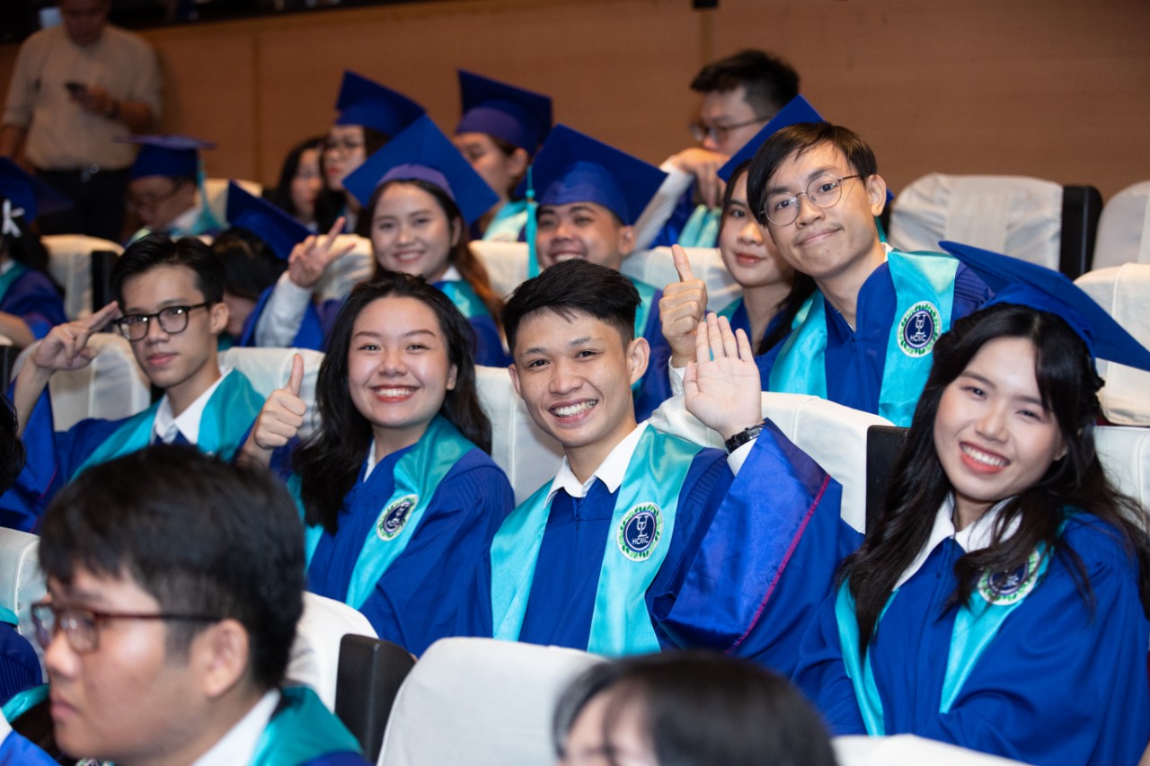 Khoảnh khắc ấn tượng trong lễ tốt nghiệp của hơn 1.400 sinh viên