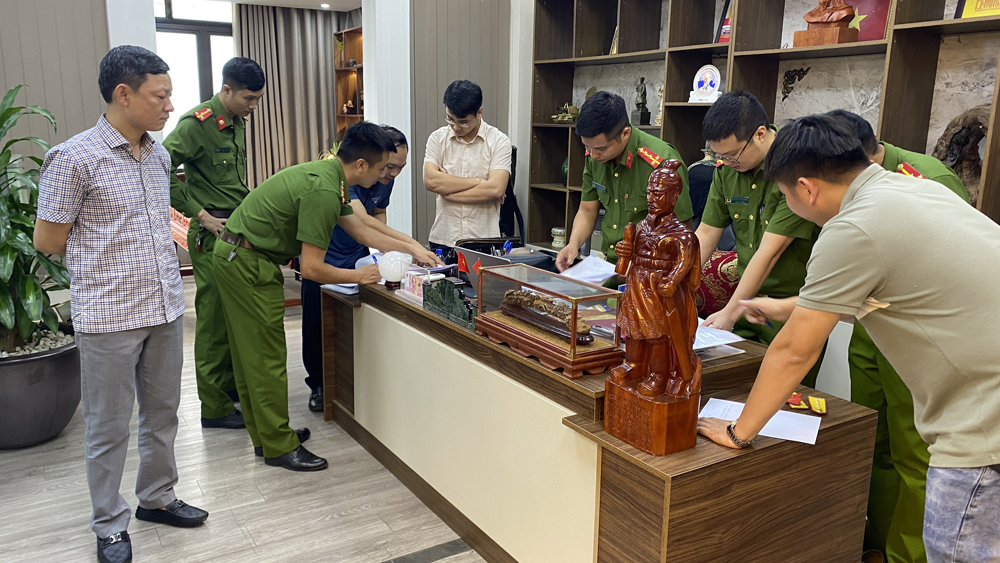 Giả danh vụ ph&oacute; Ban Nội ch&iacute;nh Trung ương lừa gần 10 tỉ đồng với chi&ecirc;u chạy việc, chạy &aacute;n - Ảnh 1.