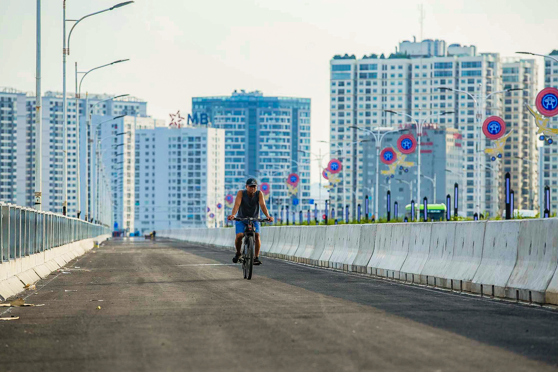 Cầu Vĩnh Tuy giai đoạn 2 trước ngày thông xe - Ảnh 9.