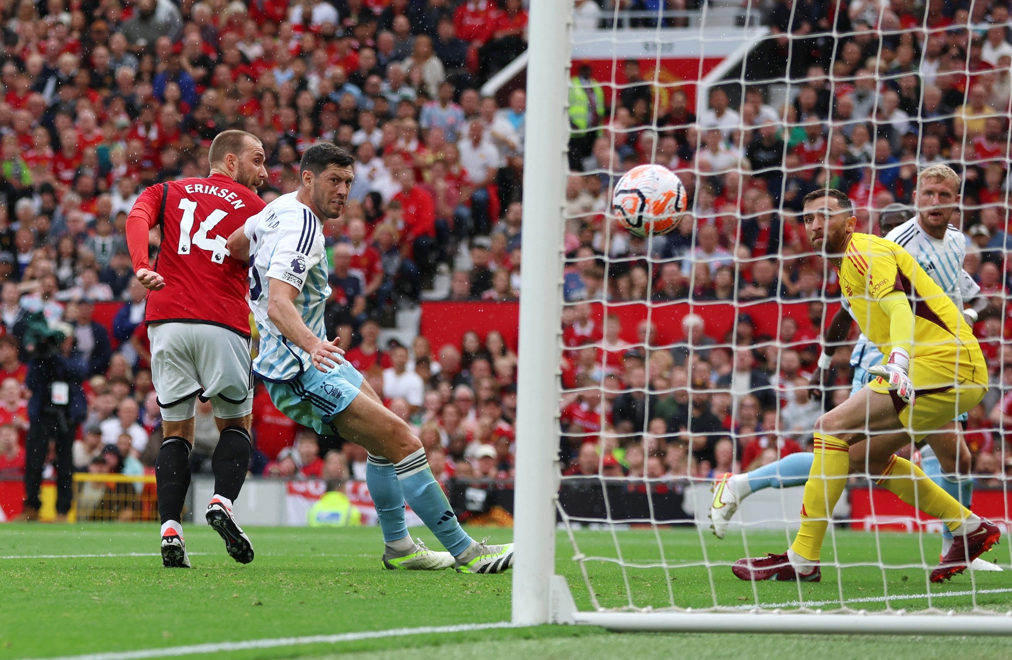 Lọt lưới 2 bàn trong 4 phút đầu, Man United ngược dòng khó tin trên sân nhà - Ảnh 4.
