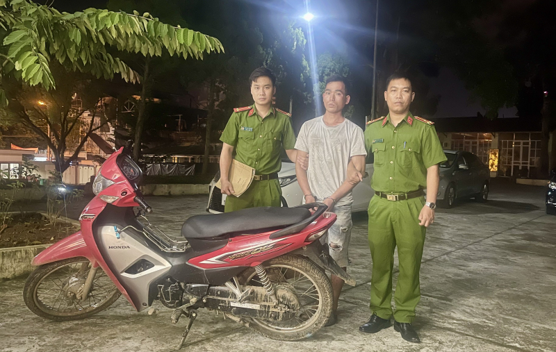 Vừa cướp xong xe máy, nam thanh niên liền tháo biển số vứt đi