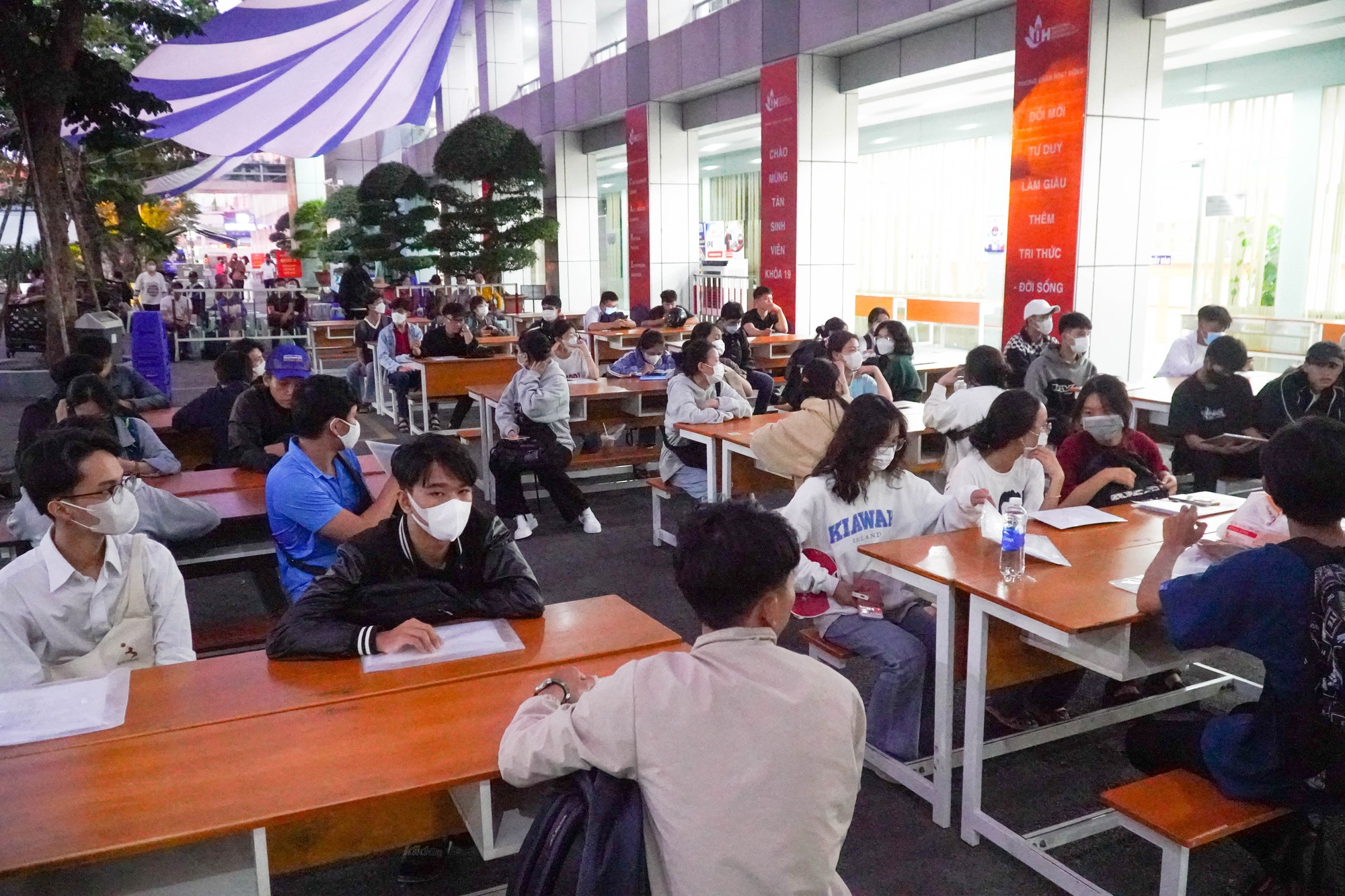 Vượt ng&agrave;n c&acirc;y số, l&agrave;m thủ tục nhập học cho con từ 3 giờ s&aacute;ng - Ảnh 9.