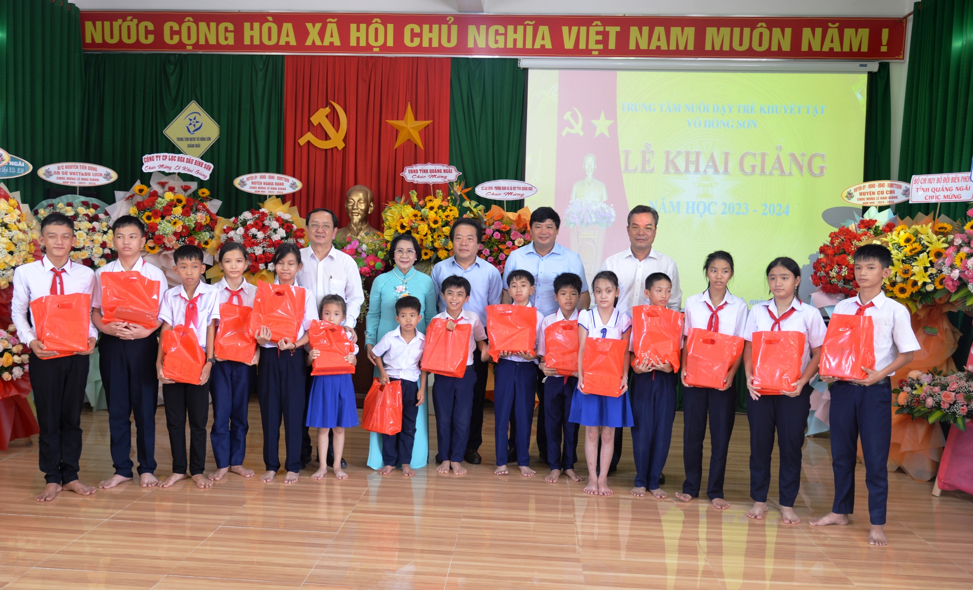 Khai giảng năm học mới tại Trung t&acirc;m Nu&ocirc;i dạy trẻ khuyết tật V&otilde; Hồng Sơn - Ảnh 4.