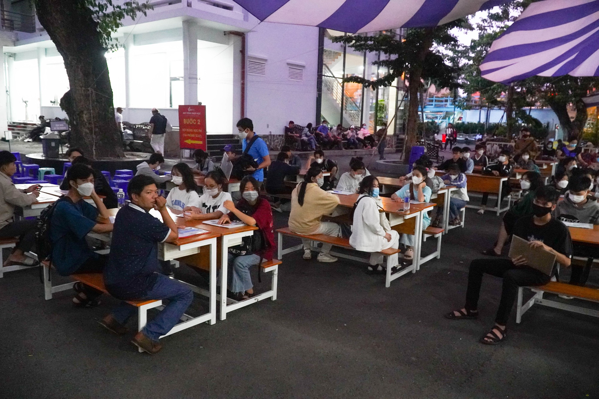 Vượt ng&agrave;n c&acirc;y số, l&agrave;m thủ tục nhập học cho con từ 3 giờ s&aacute;ng - Ảnh 6.