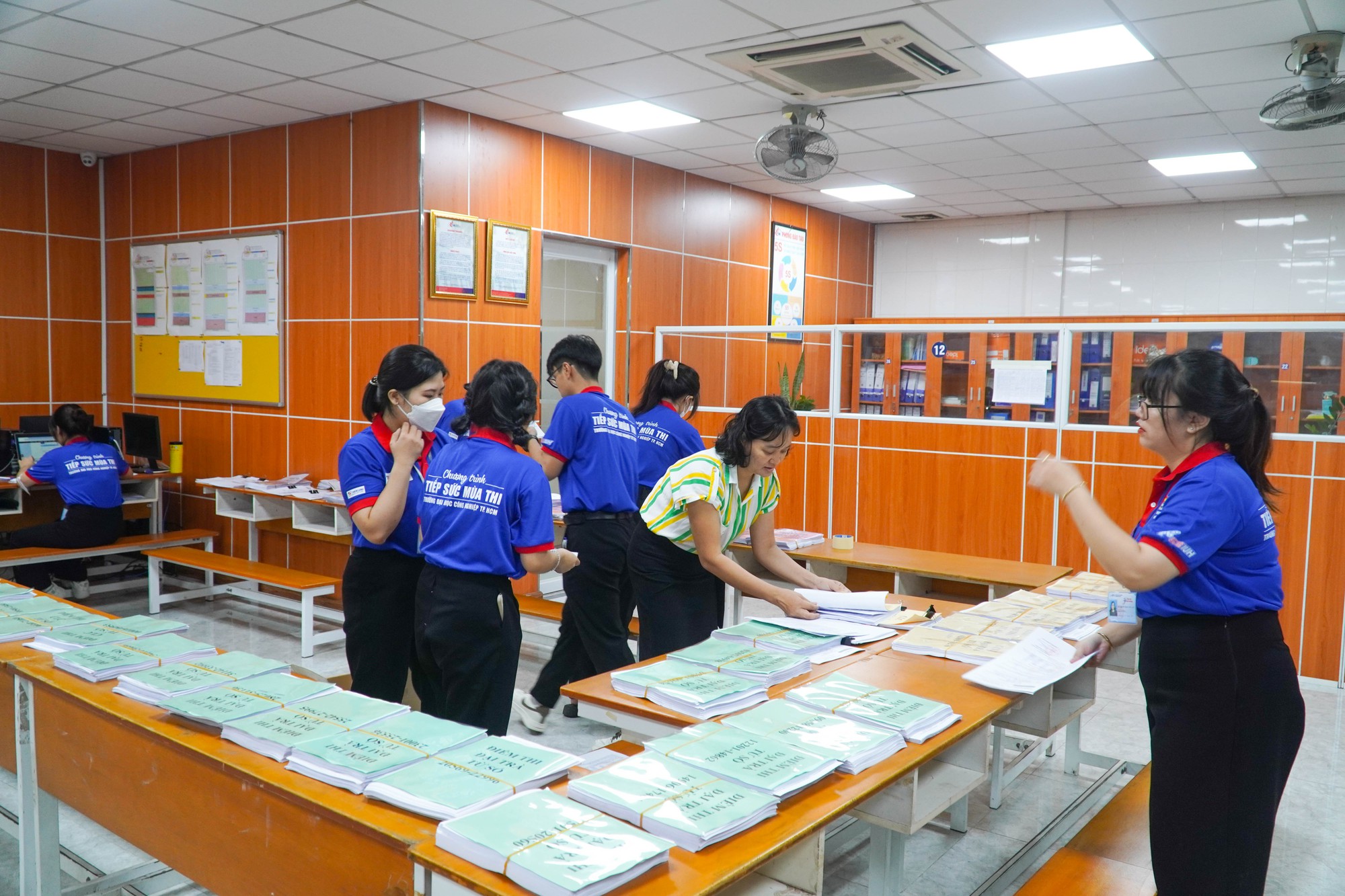 Vượt ng&agrave;n c&acirc;y số, l&agrave;m thủ tục nhập học cho con từ 3 giờ s&aacute;ng - Ảnh 8.