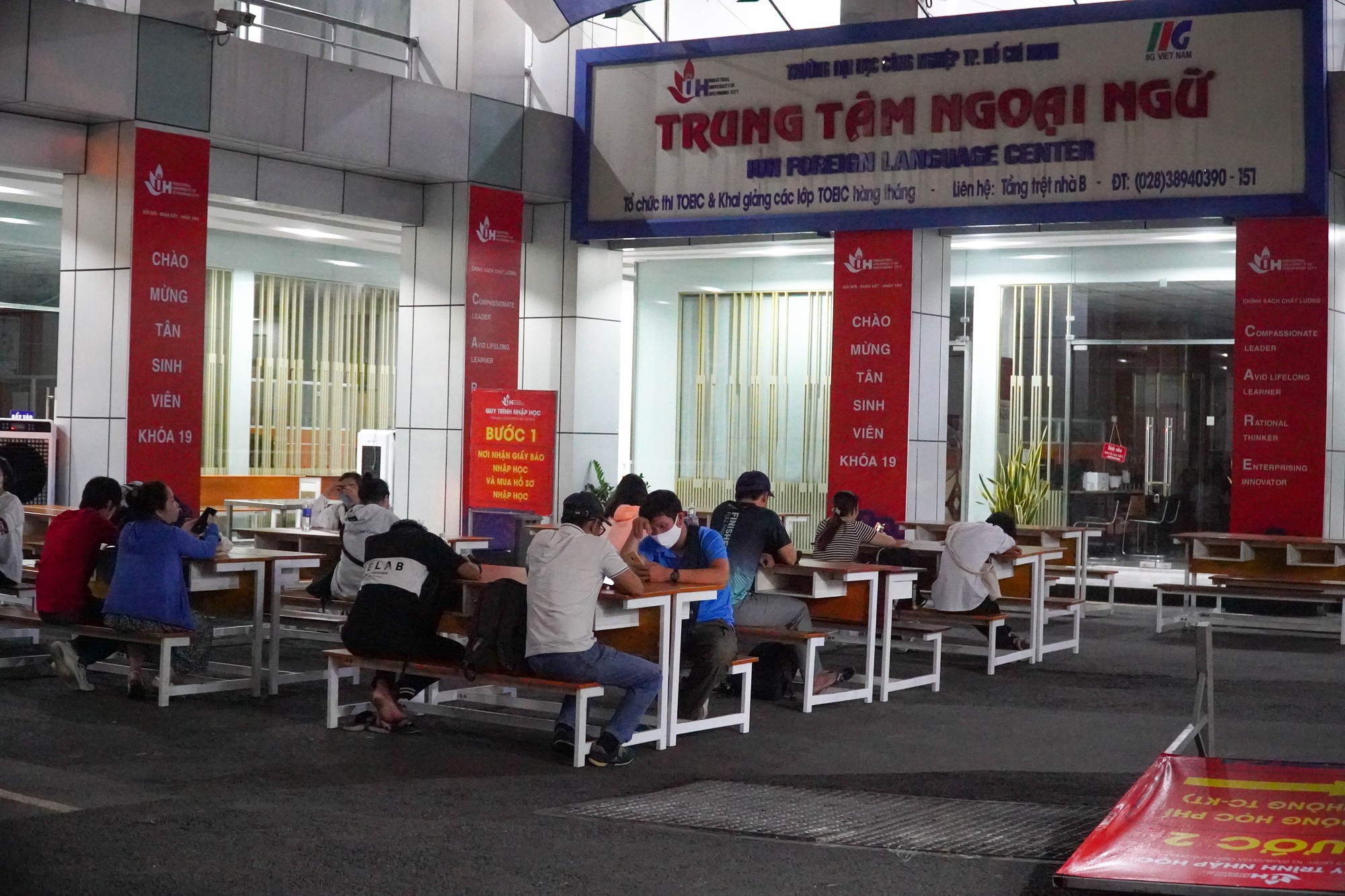 Vượt ng&agrave;n c&acirc;y số, l&agrave;m thủ tục nhập học cho con từ 3 giờ s&aacute;ng - Ảnh 2.