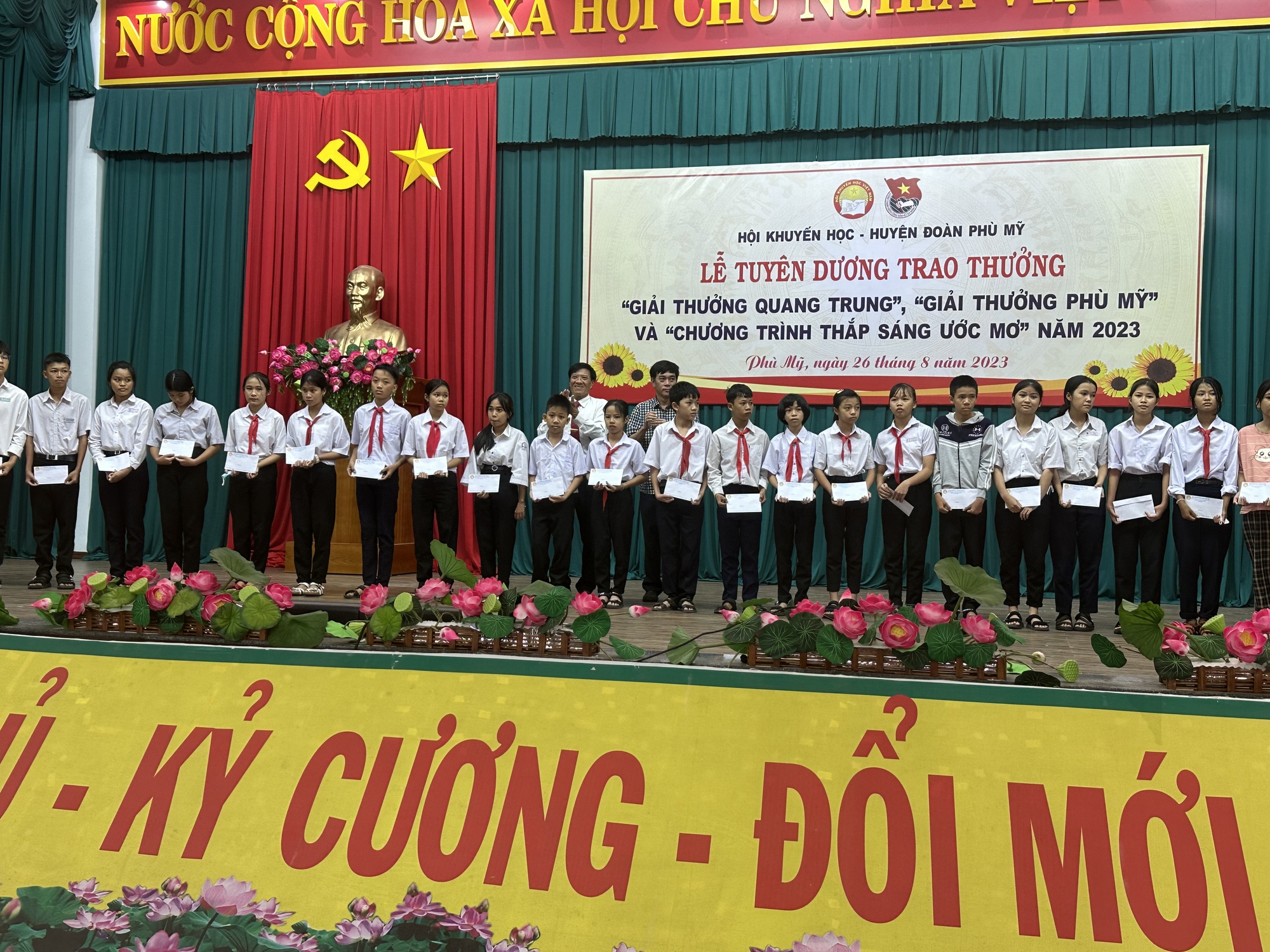 Tiếp sức học sinh nghèo, hiếu học Bình Định đến trường