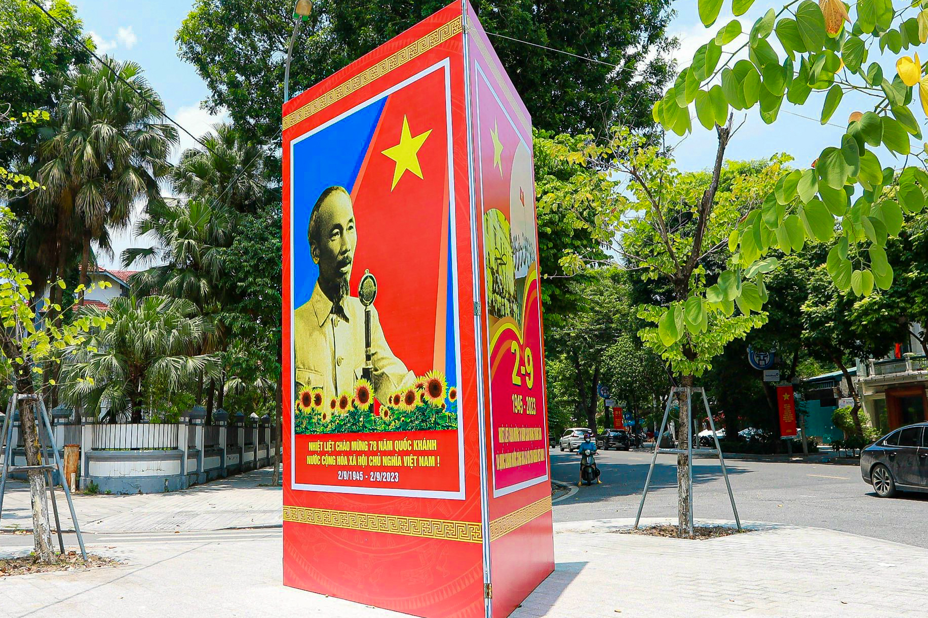 Đường phố Thủ đô rợp cờ hoa chào mừng ngày Quốc khánh 2-9 - Ảnh 9.