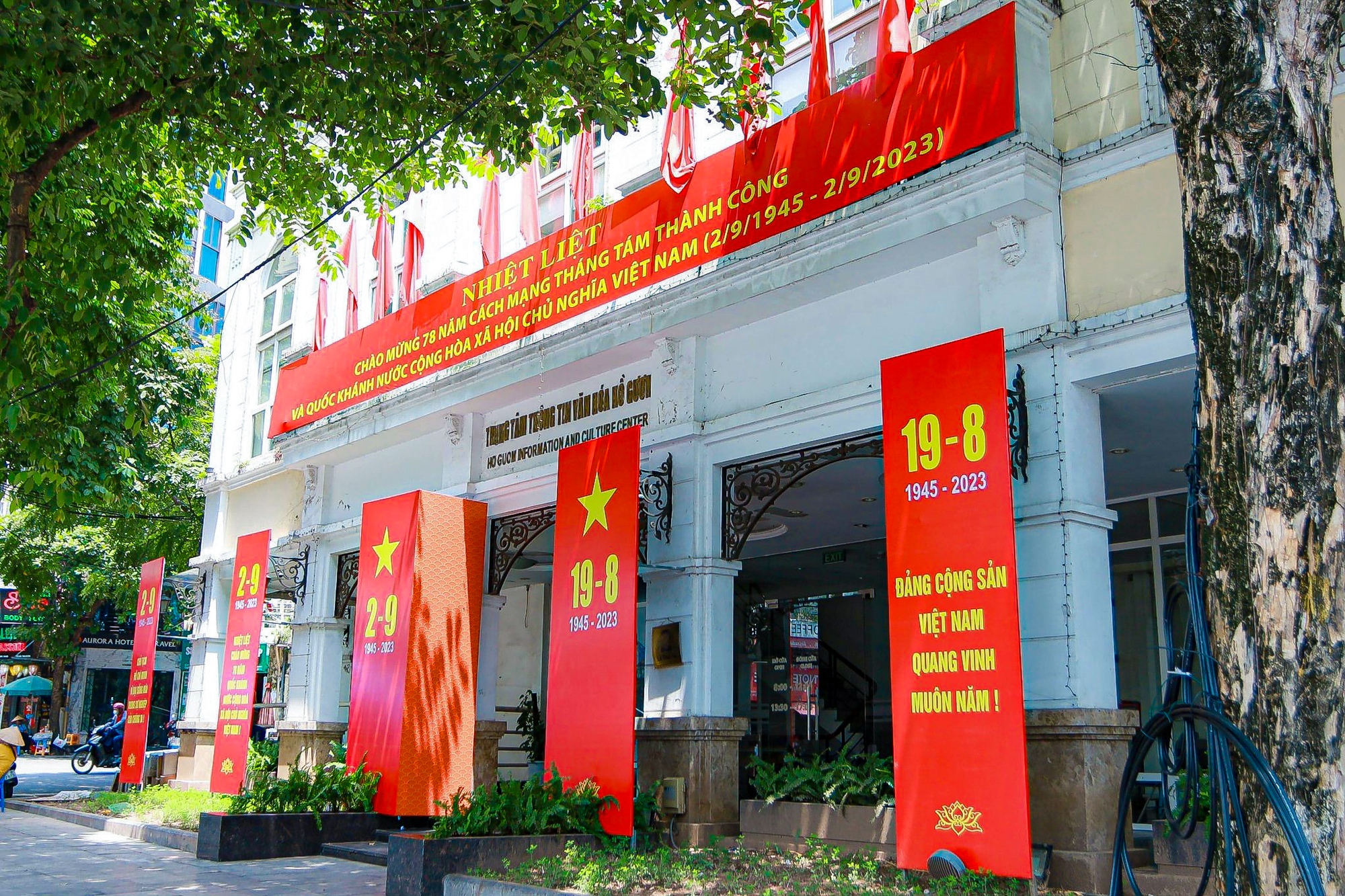 Đường phố Thủ đô rợp cờ hoa chào mừng ngày Quốc khánh 2-9 - Ảnh 7.