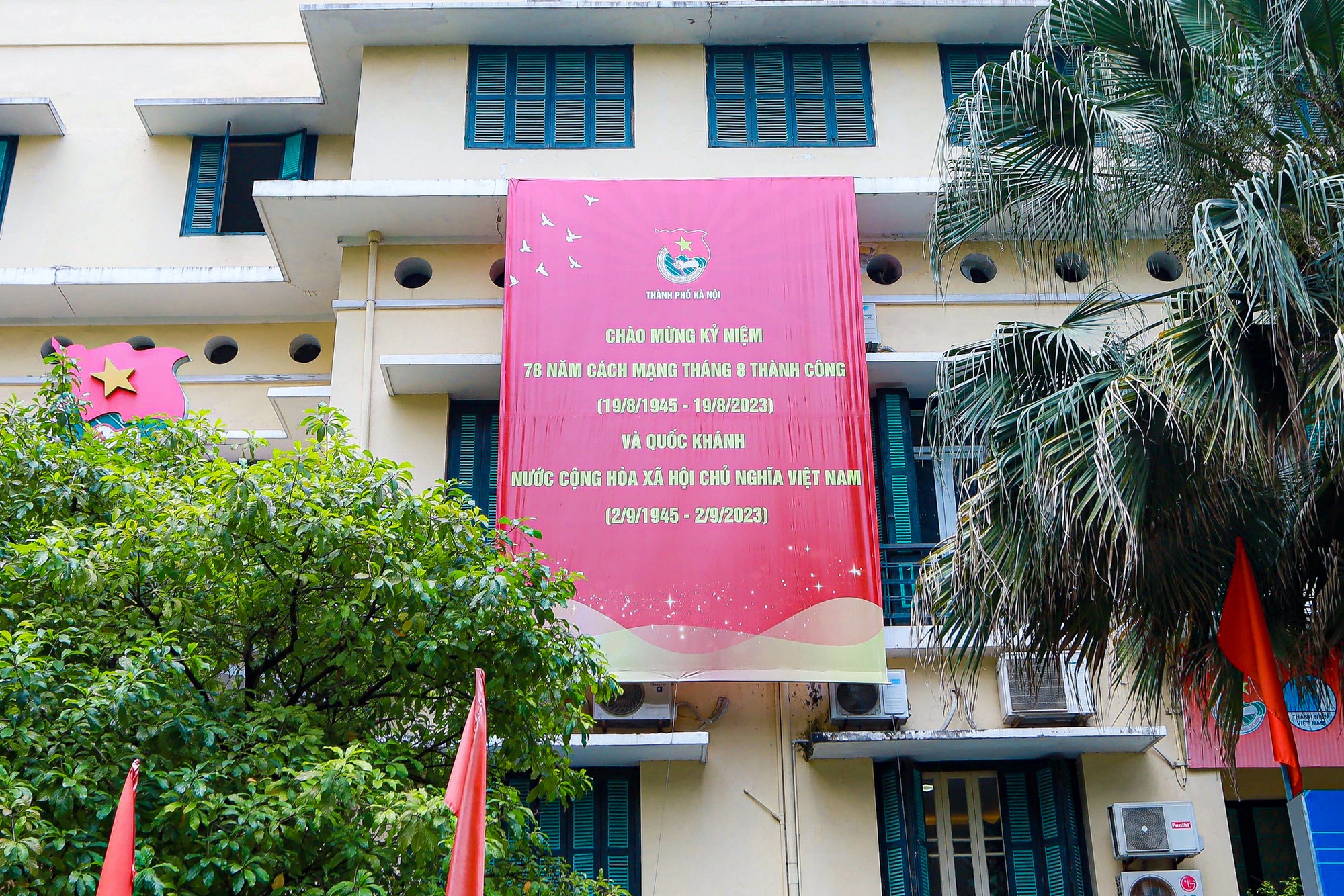Đường phố Thủ đô rợp cờ hoa chào mừng ngày Quốc khánh 2-9 - Ảnh 10.