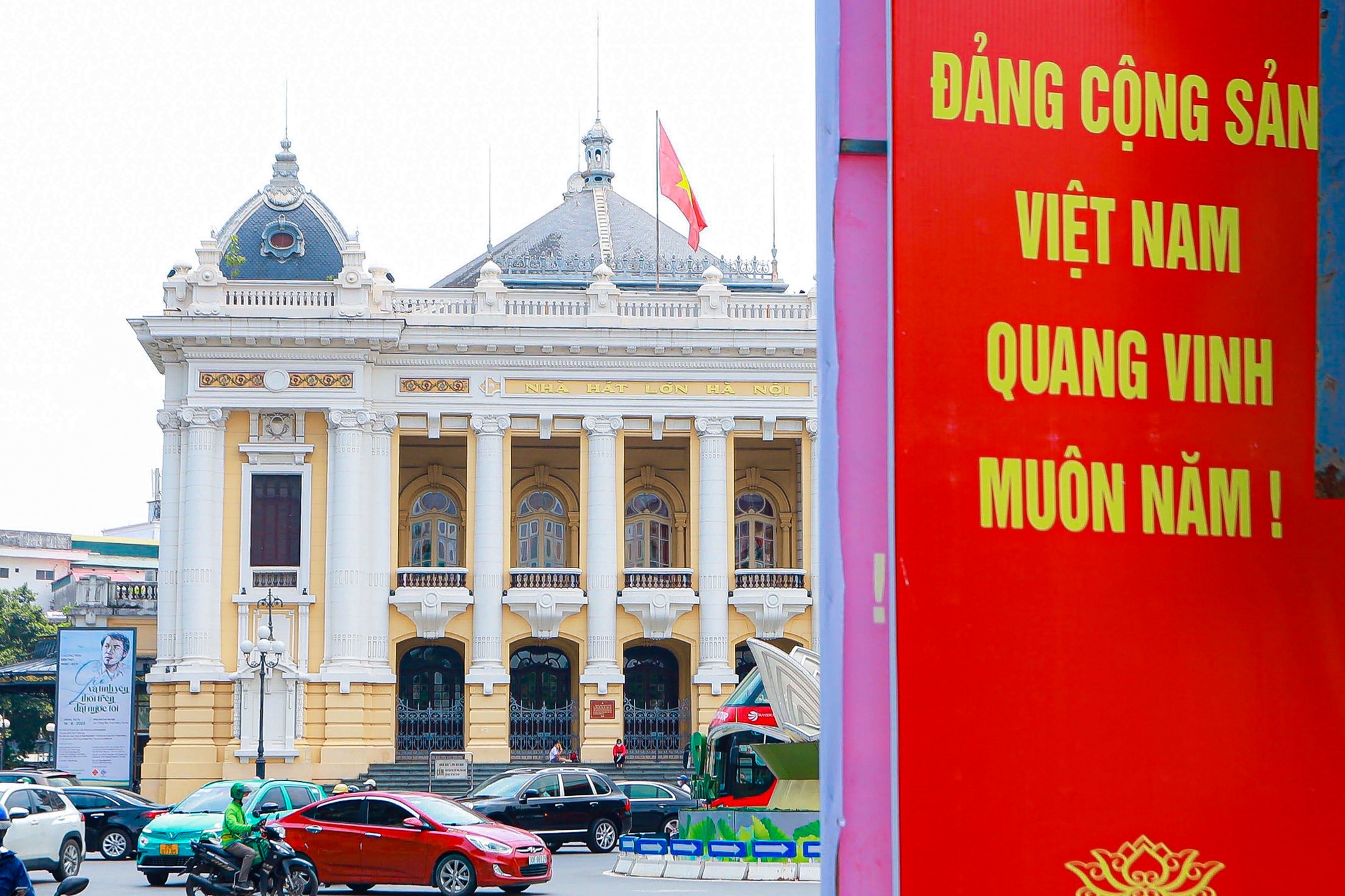 Đường phố Thủ đô rợp cờ hoa chào mừng ngày Quốc khánh 2-9 - Ảnh 8.
