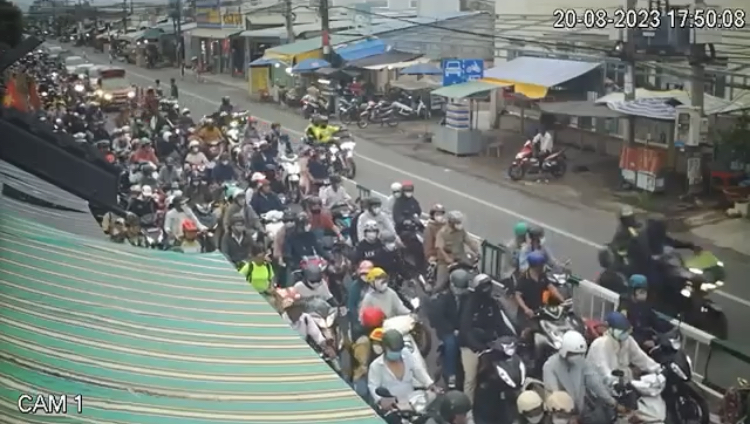 Vụ nhóm mô tô "tỏ thái độ" ở phà Cát Lái: Gần 10 người đã làm việc với công an