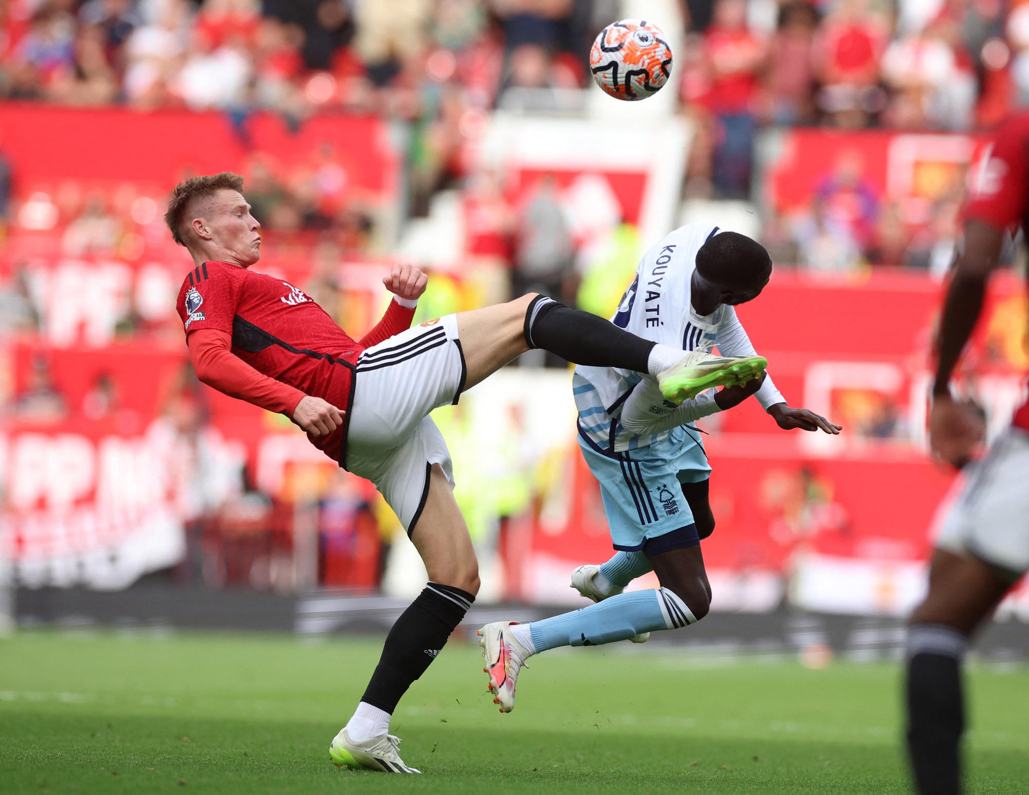 Lọt lưới 2 bàn trong 4 phút đầu, Man United ngược dòng khó tin trên sân nhà