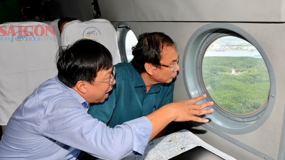 Lãnh đạo TPHCM khảo sát bằng trực thăng phục vụ lập Quy hoạch chung - Ảnh 1.