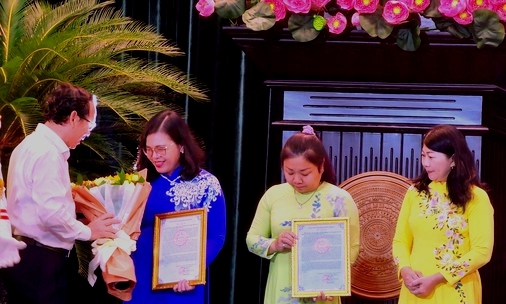 Bí thư Thành ủy TP HCM nói về bài học, chất liệu quý từ cuộc chiến chống COVID-19 - Ảnh 2.