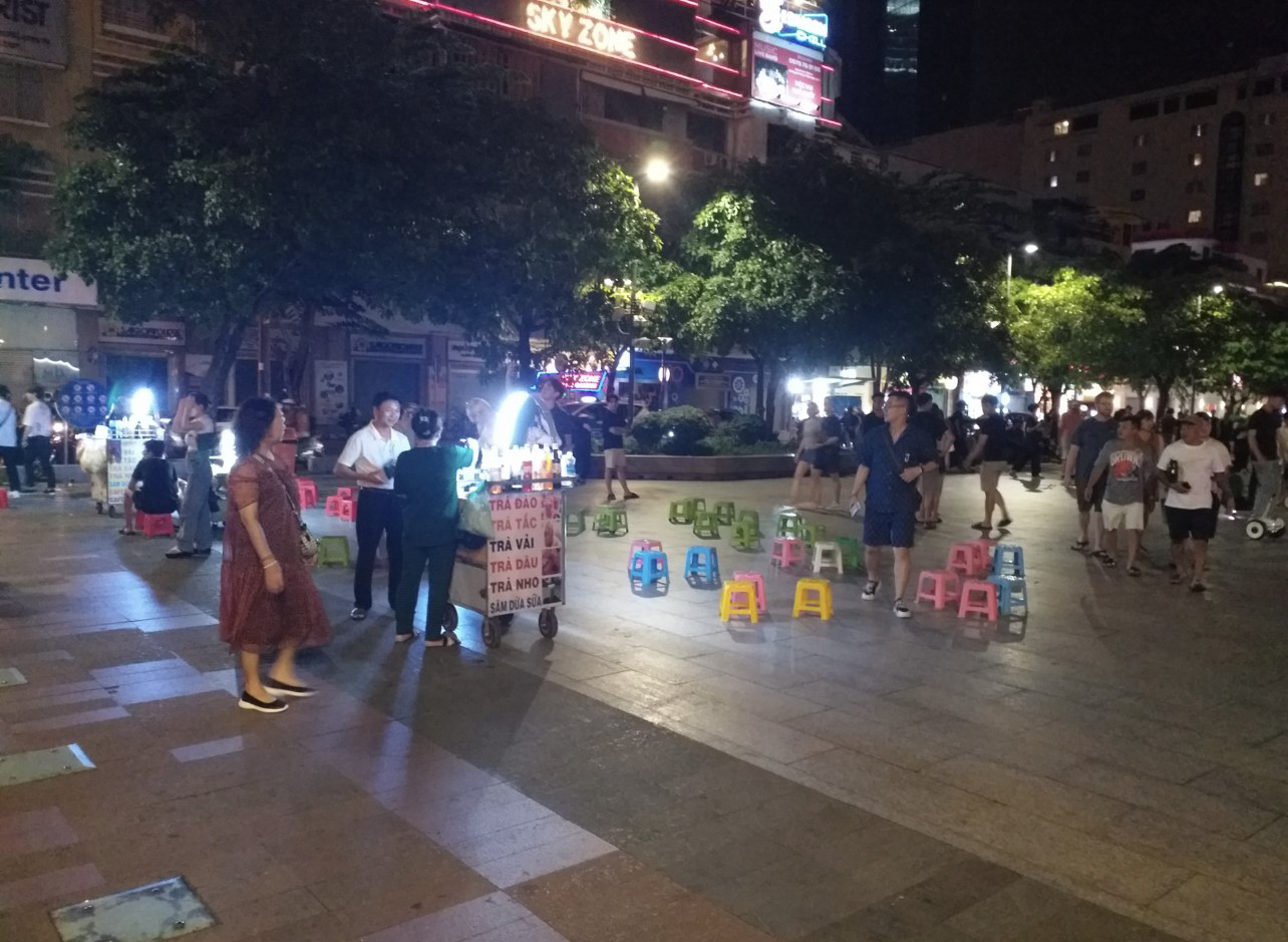 Dẹp hàng rong trên phố đi bộ, khó thế sao!