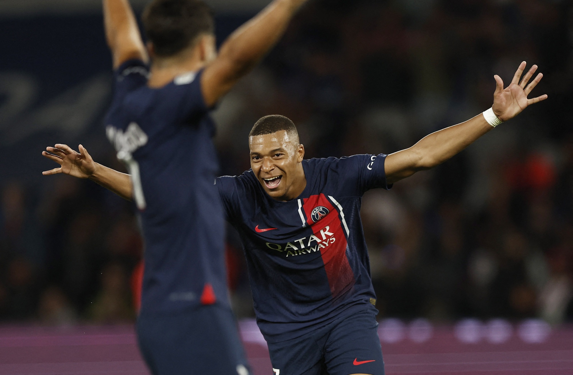 Mbappe lập cú đúp, PSG  thắng trận đầu ở Ligue 1