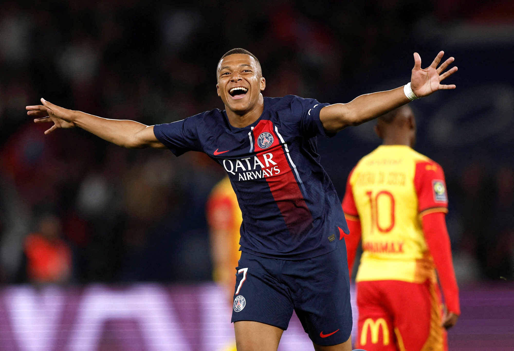 Mbappe lập c&uacute; đ&uacute;p, gi&agrave;nh chiến thắng đầu ti&ecirc;n cho PSG tại Ligue 1 - Ảnh 2.