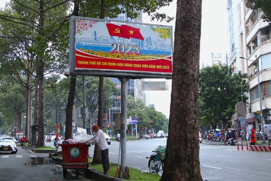 Những bảng quảng cáo hết hạn ở TP HCM - Ảnh 1.