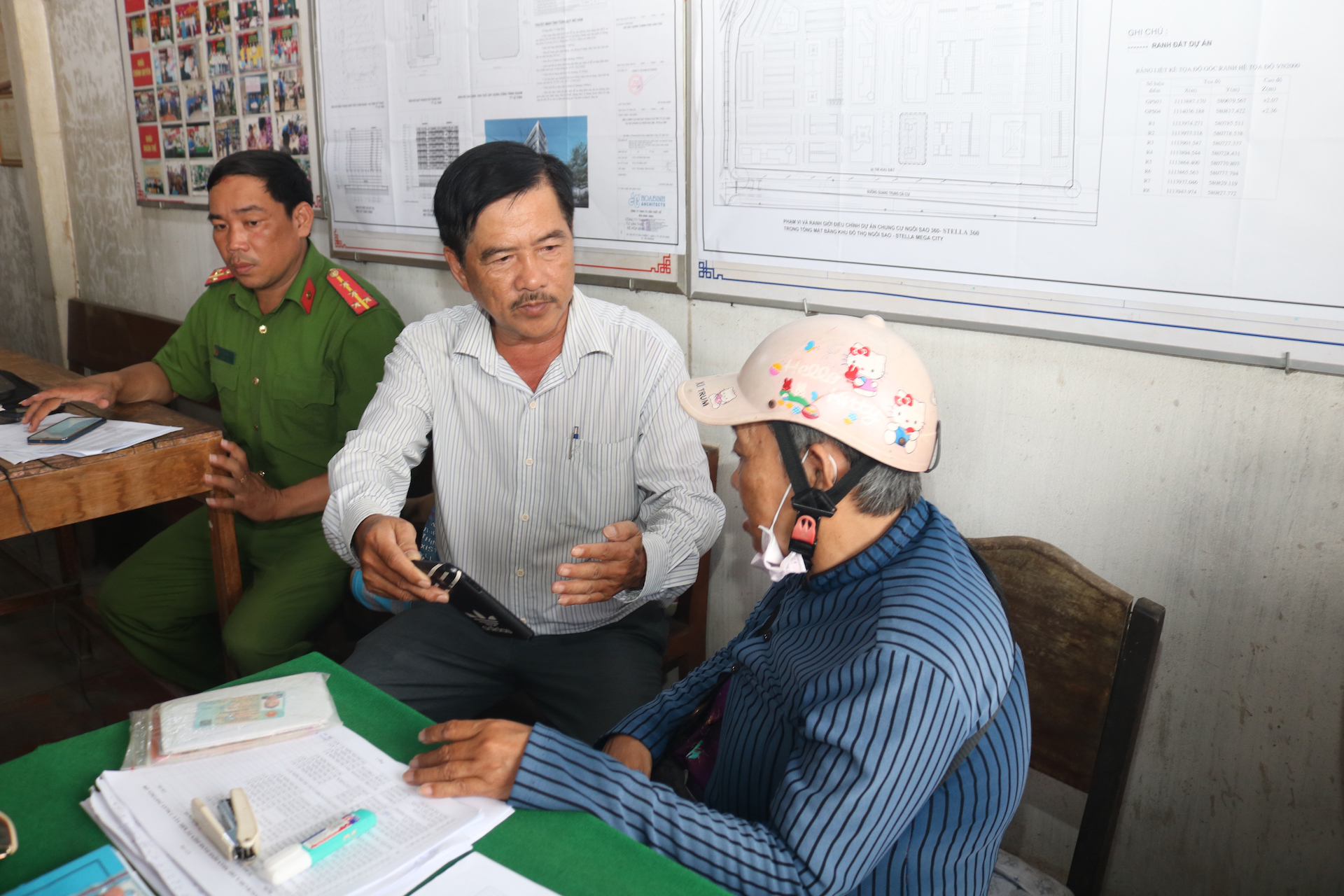Bí thư khu vực xông xáo
