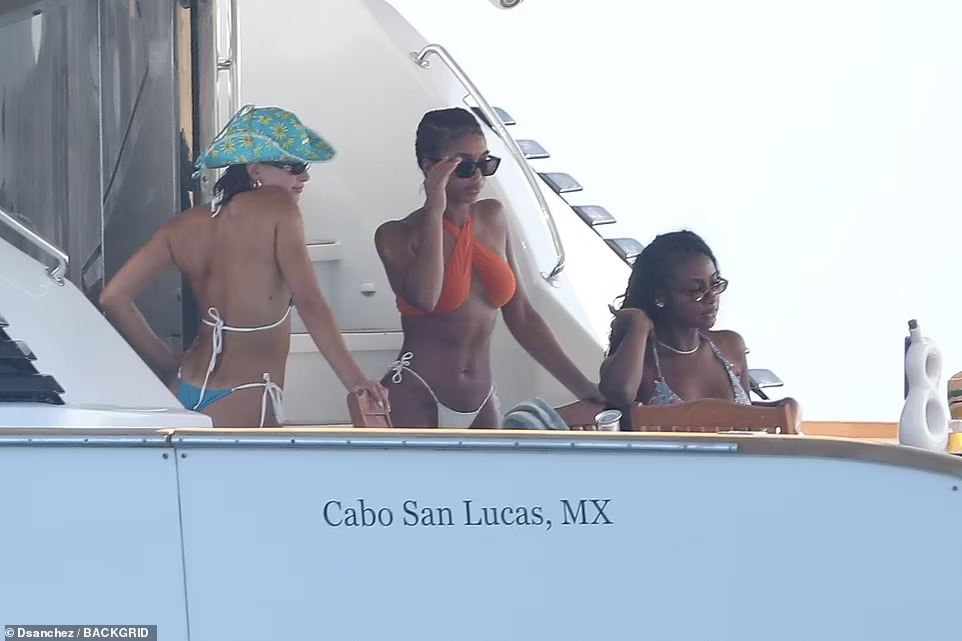 Si&ecirc;u mẫu Kendall Jenner &ldquo;bốc lửa&rdquo; với bikini tr&ecirc;n du thuyền - Ảnh 10.
