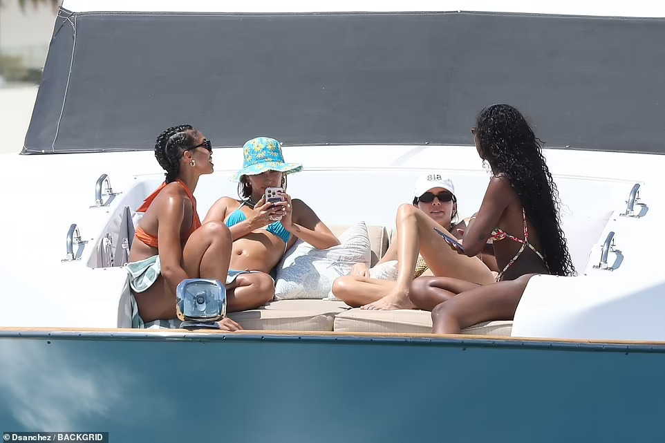 Si&ecirc;u mẫu Kendall Jenner &ldquo;bốc lửa&rdquo; với bikini tr&ecirc;n du thuyền - Ảnh 9.