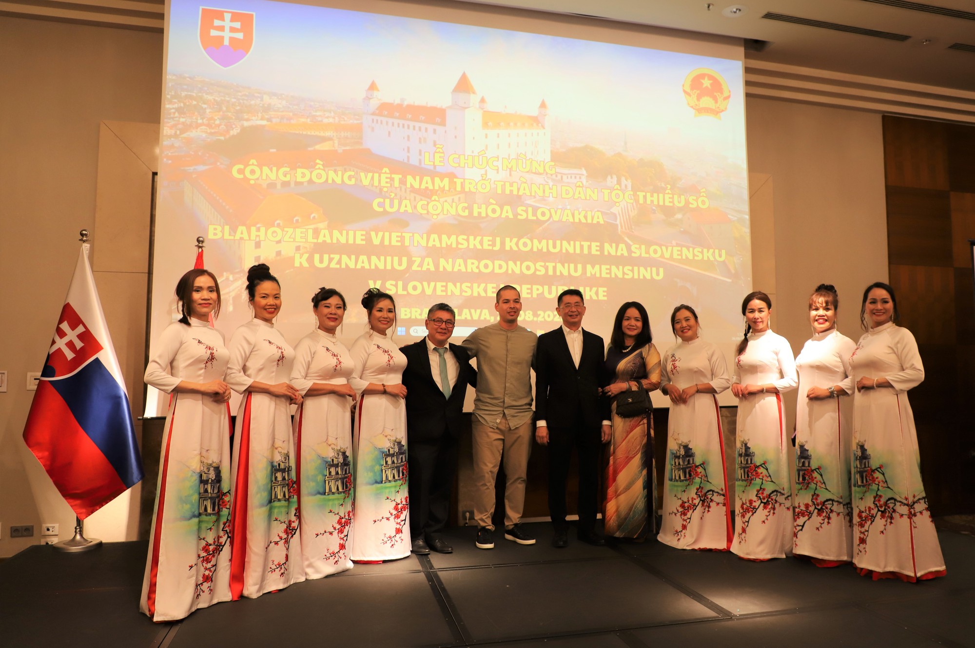 Người Việt được c&ocirc;ng nhận l&agrave; d&acirc;n tộc thiểu số Slovakia - Ảnh 10.