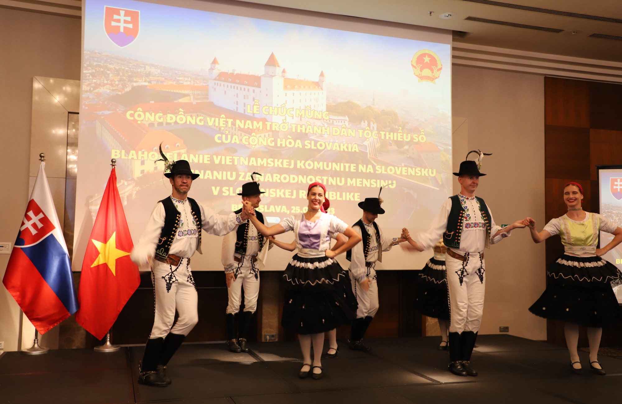 Người Việt được c&ocirc;ng nhận l&agrave; d&acirc;n tộc thiểu số Slovakia - Ảnh 8.
