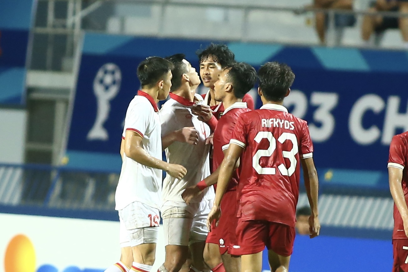 Nhiều CĐV Indonesia vẫn còn bức xúc với pha phạm lỗi của U23 Việt Nam