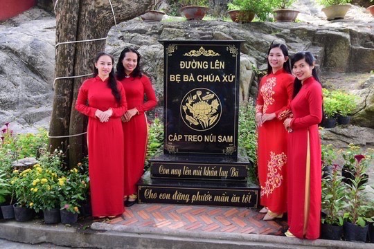 Nhiều khuyến m&atilde;i hấp dẫn tại C&aacute;p treo N&uacute;i Sam dịp lễ 2-9 - Ảnh 2.