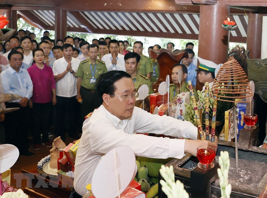 Chủ tịch nước Võ Văn Thưởng dâng hương tưởng nhớ Bác Hồ trên núi Ba Vì
