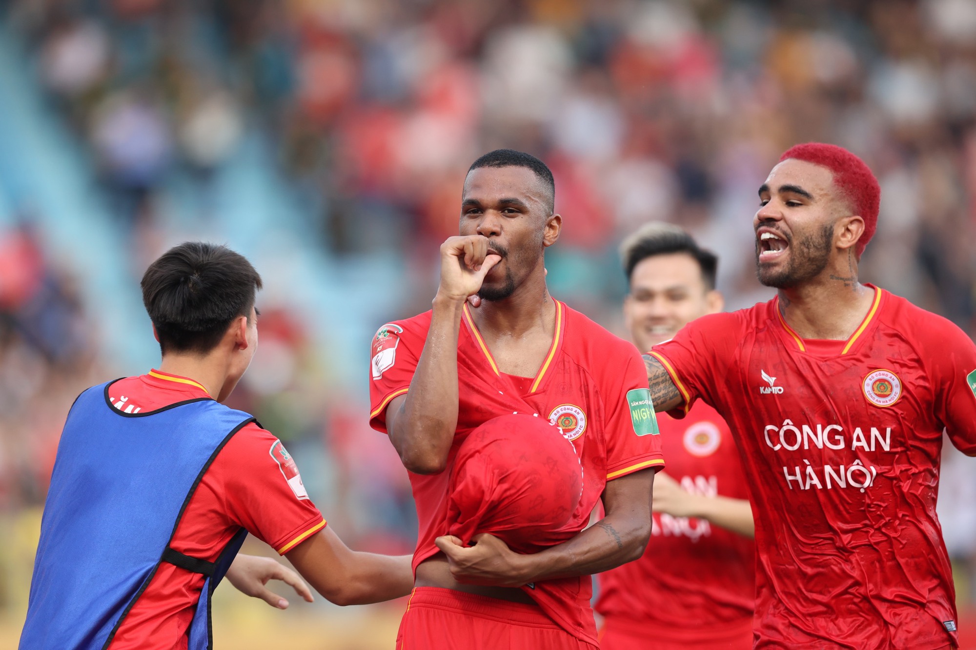 Đội C&ocirc;ng an H&agrave; Nội v&ocirc; địch V-League 2023 - Ảnh 1.
