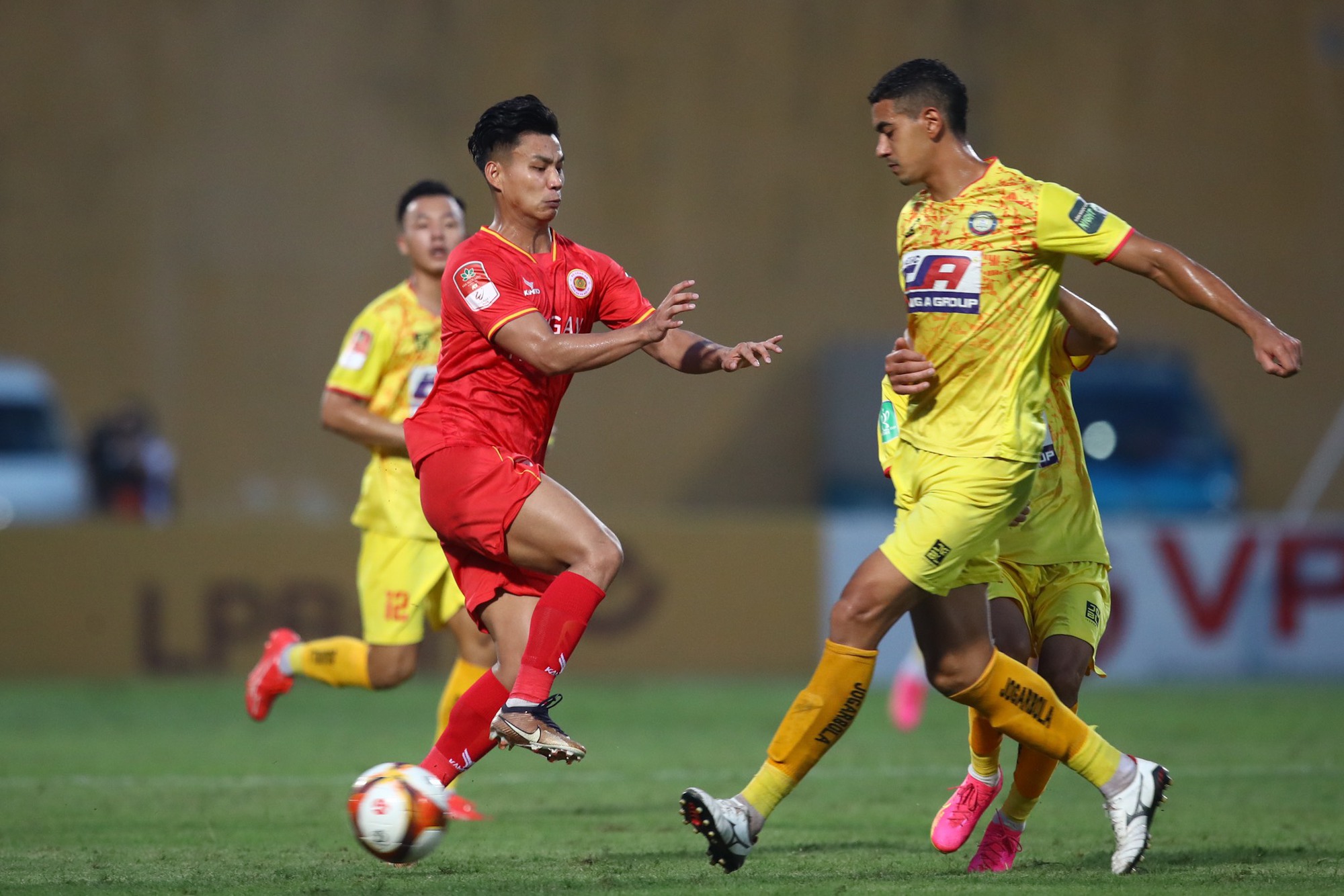 Đội C&ocirc;ng an H&agrave; Nội v&ocirc; địch V-League 2023 - Ảnh 3.