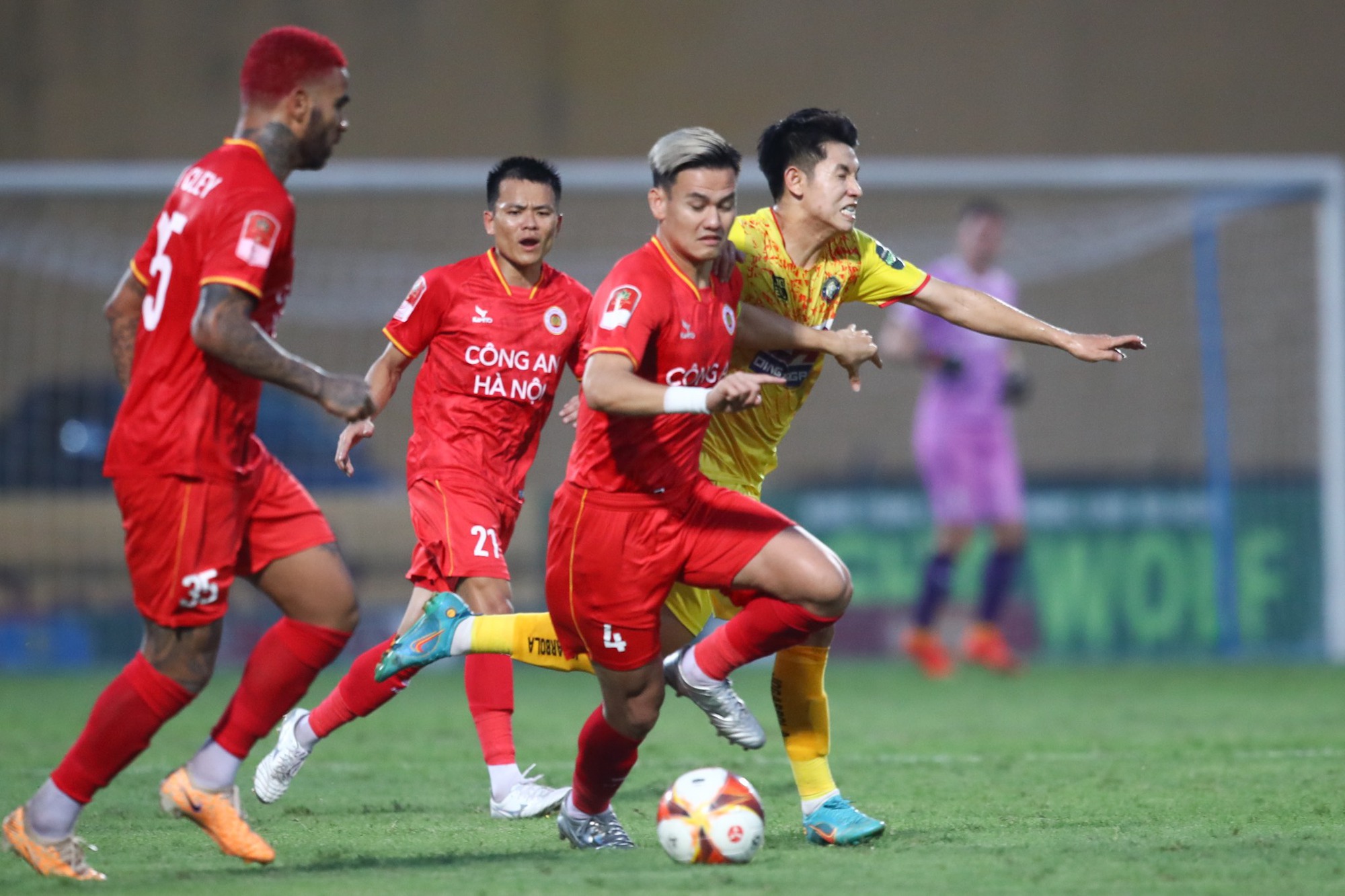 Đội C&ocirc;ng an H&agrave; Nội v&ocirc; địch V-League 2023 - Ảnh 4.