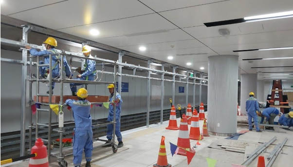 Tất bật cho sự kiện diễn ra trong ng&agrave;y mai của tuyến metro số 1 - Ảnh 3.