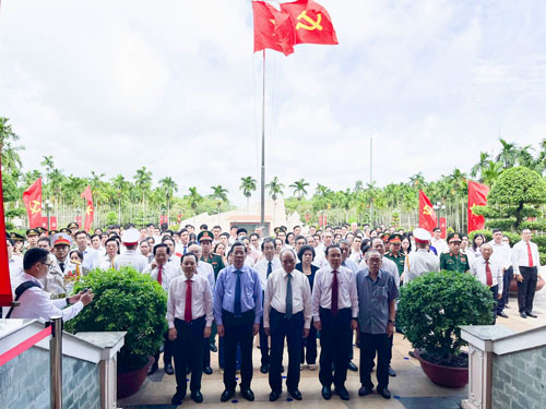 82 năm vẹn nguyên khúc hào hùng, bi tráng