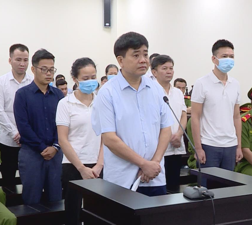 "Nhiều thành tích trong công tác", bị cáo Nguyễn Đức Chung được tuyên án nhẹ hơn đề nghị