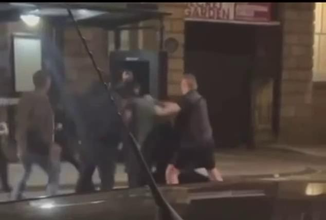 Bảo vệ em trai, thủ quân Newcastle bị đánh dã man và dọa giết - Ảnh 4.