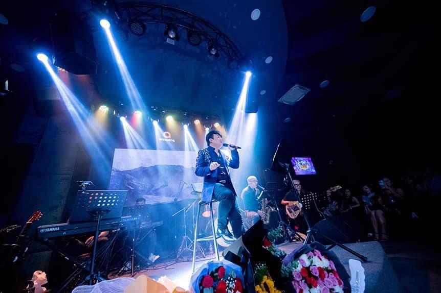 Ca sĩ Gia Huy hát “cực sung” trong tiệc sinh nhật