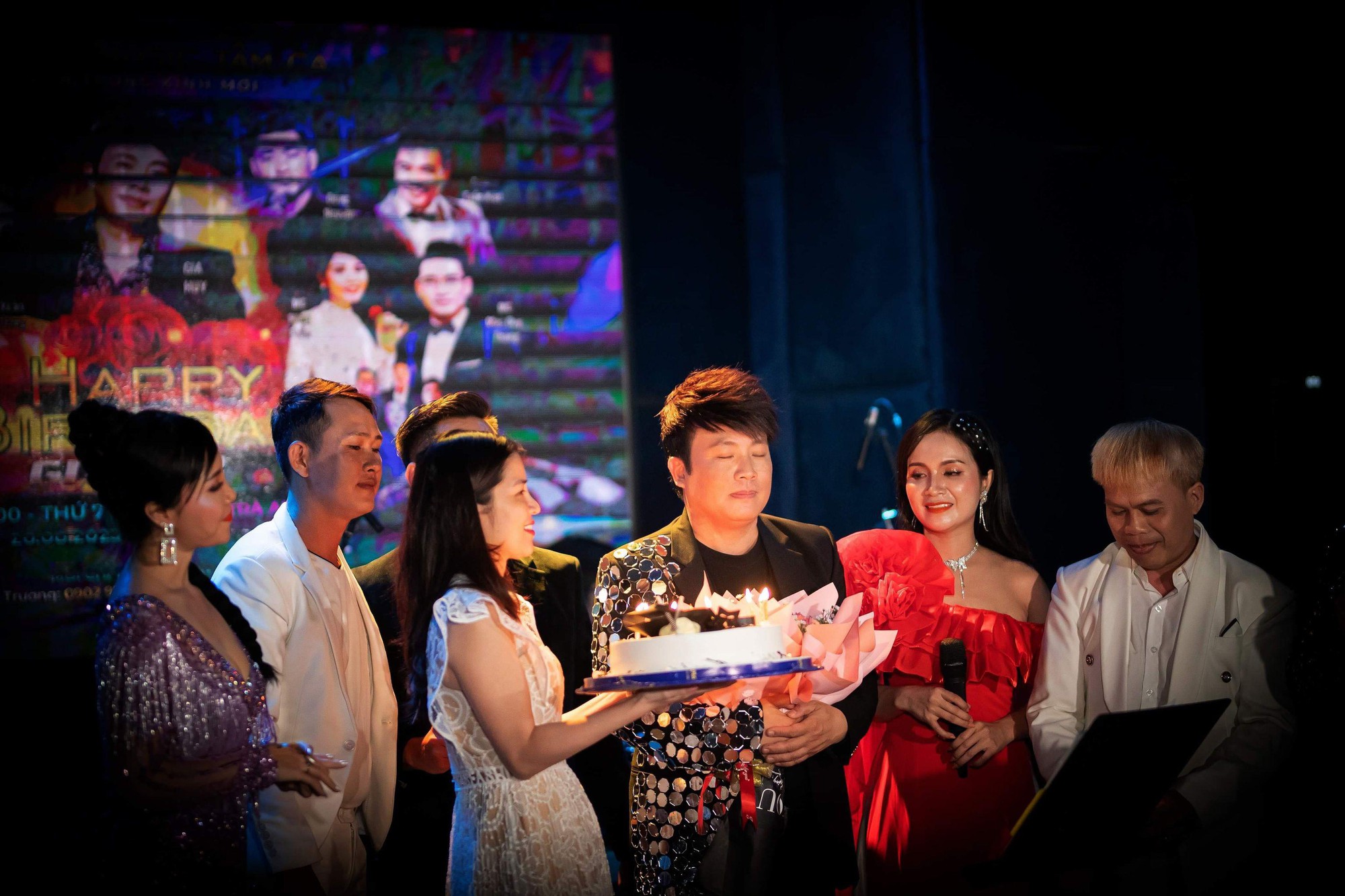 Ca sĩ Gia Huy h&aacute;t &ldquo;cực sung&rdquo; trong tiệc sinh nhật - Ảnh 2.