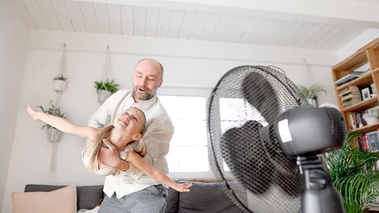 N&ecirc;n đặt quạt tr&ecirc;n mặt đất hay tr&ecirc;n cao sẽ tốt hơn? - Ảnh 2.