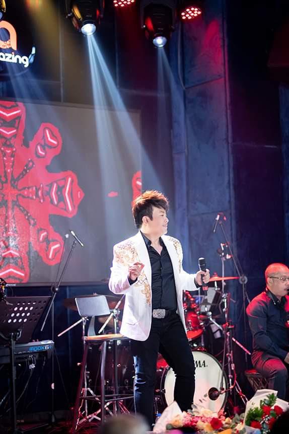 Ca sĩ Gia Huy h&aacute;t &ldquo;cực sung&rdquo; trong tiệc sinh nhật - Ảnh 3.