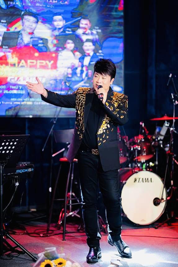 Ca sĩ Gia Huy h&aacute;t &ldquo;cực sung&rdquo; trong tiệc sinh nhật - Ảnh 4.