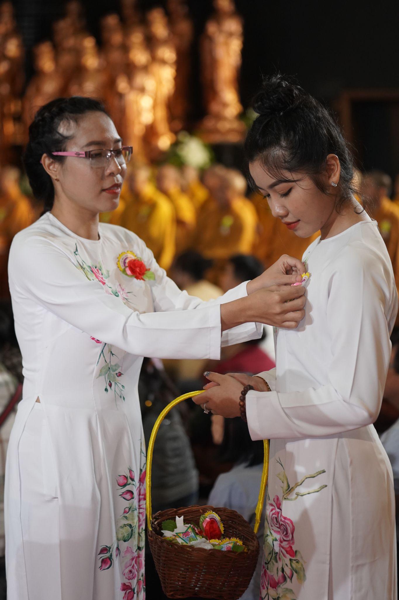 Những khoảnh khắc x&uacute;c động trong m&ugrave;a Vu Lan tại n&uacute;i B&agrave; Đen - Ảnh 4.