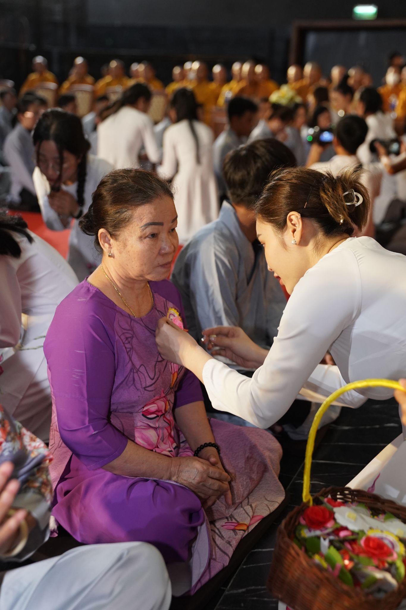 Những khoảnh khắc x&uacute;c động trong m&ugrave;a Vu Lan tại n&uacute;i B&agrave; Đen - Ảnh 5.
