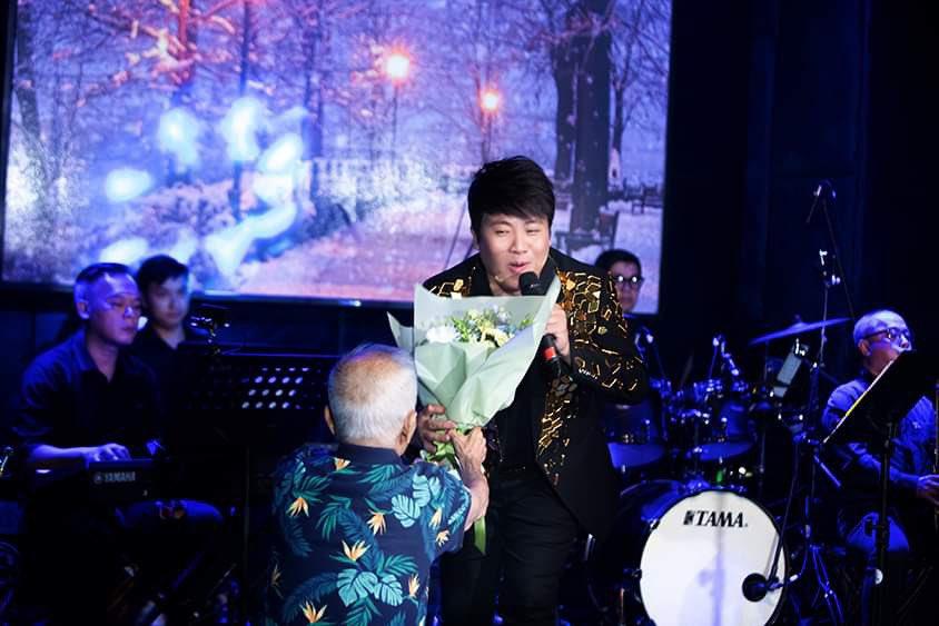 Ca sĩ Gia Huy h&aacute;t &ldquo;cực sung&rdquo; trong tiệc sinh nhật - Ảnh 6.