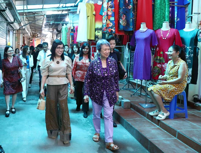 Phu nh&acirc;n Thủ tướng Việt Nam-Singapore thăm cơ sở tranh vải của người khuyết tật - Ảnh 3.