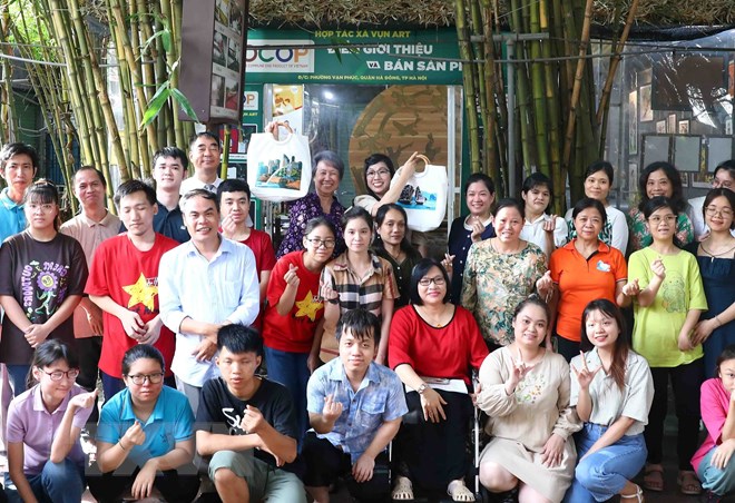 Phu nh&acirc;n Thủ tướng Việt Nam-Singapore thăm cơ sở tranh vải của người khuyết tật - Ảnh 7.