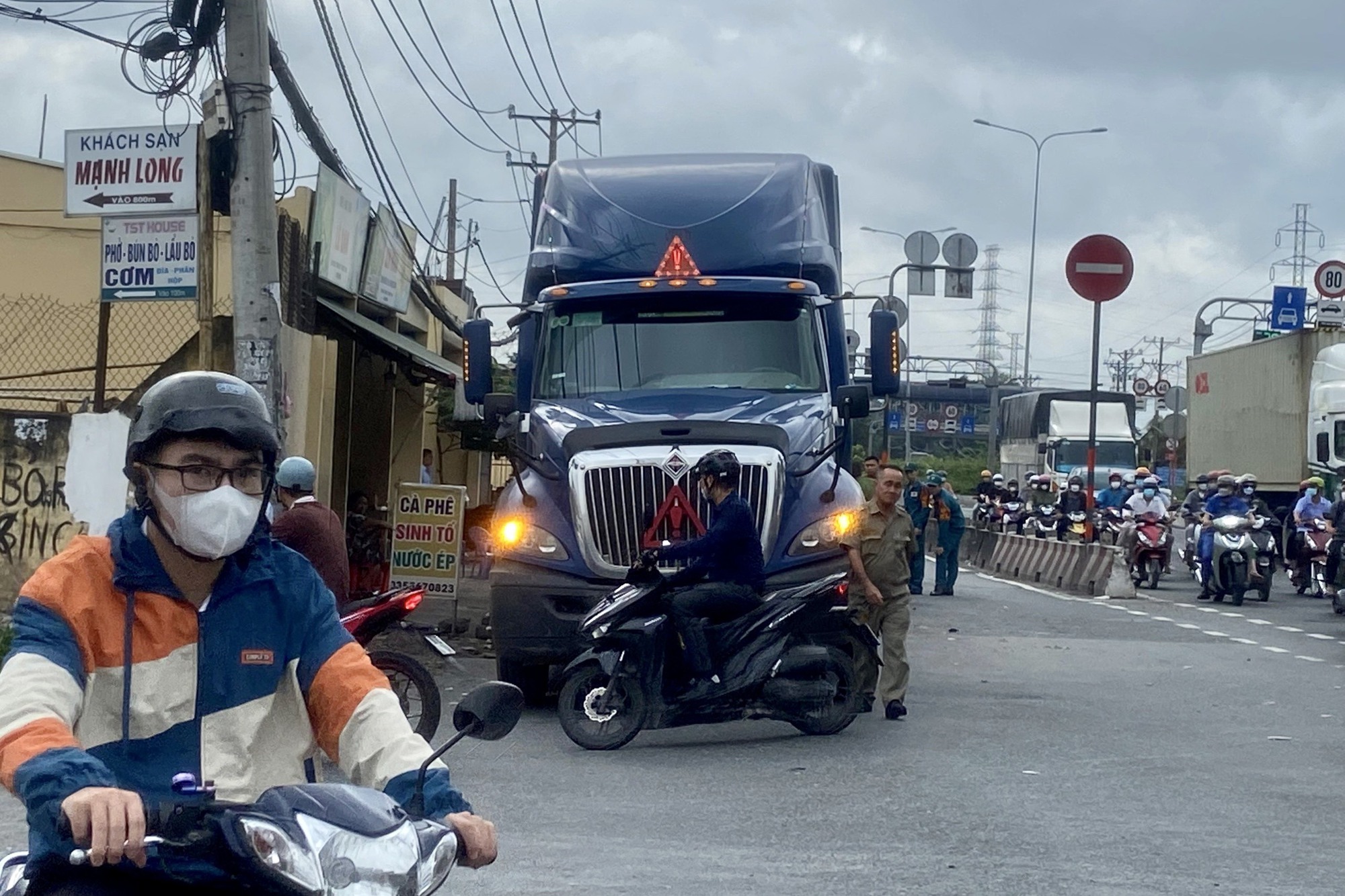 Văng v&agrave;o xe đầu k&eacute;o sau va chạm container, nam t&agrave;i xế xe c&ocirc;ng nghệ tử vong - Ảnh 1.