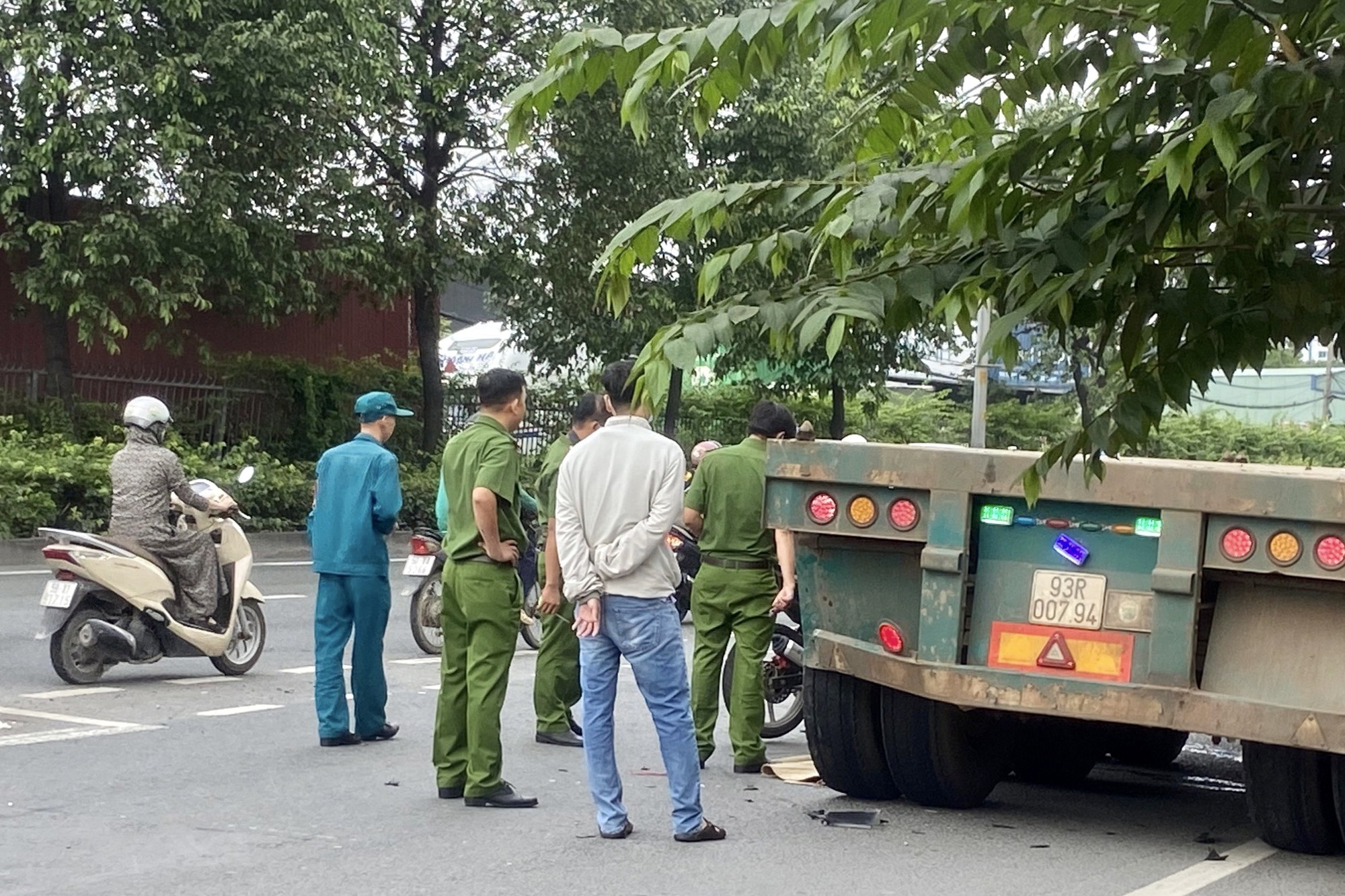 Văng v&agrave;o xe đầu k&eacute;o sau va chạm container, nam t&agrave;i xế xe c&ocirc;ng nghệ tử vong - Ảnh 2.